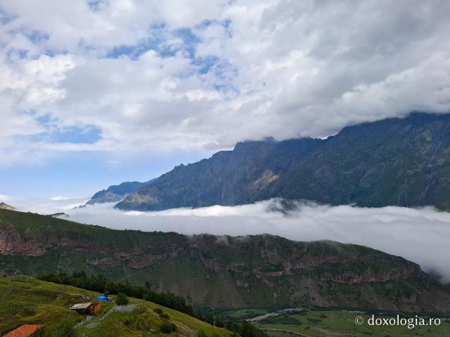 Gergeti, o biserică-simbol a Georgiei la 2.170 de metri altitudine