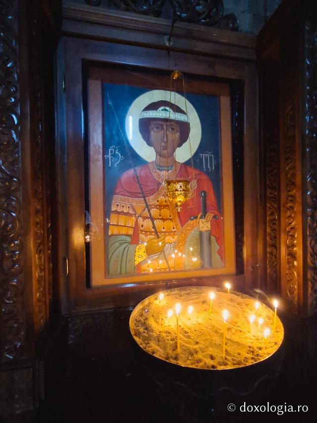 Gergeti, o biserică-simbol a Georgiei la 2.170 de metri altitudine