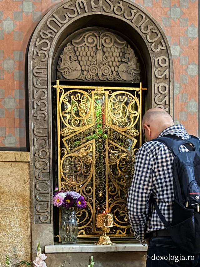 Închinare la Crucea Sfintei Nina, cea întocmai cu Apostolii și luminătoarea Georgiei