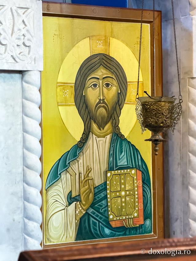 Frumusețea icoanelor din paraclisul închinat Sfântului Proroc Ilie de la Catedrala Sameba din Tbilisi