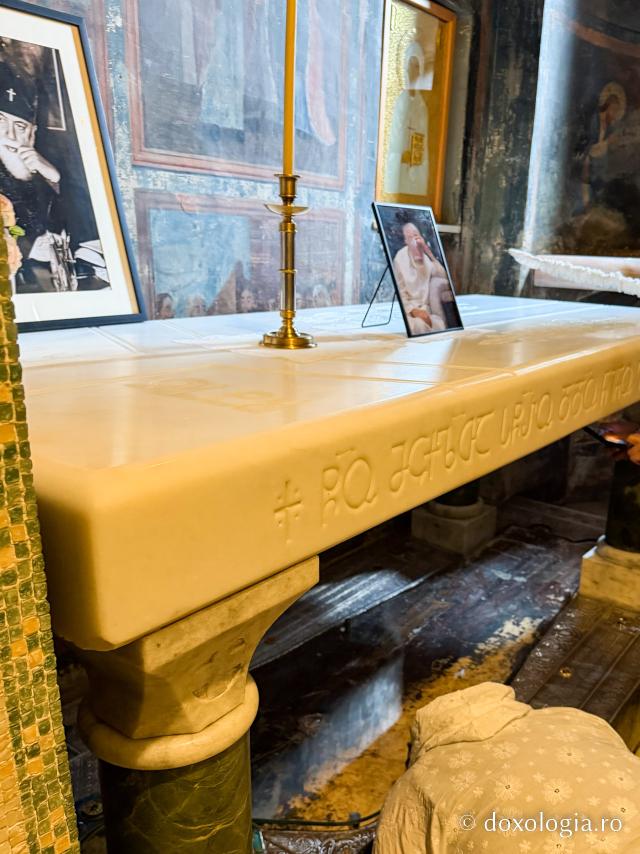 În rugăciune, la mormântul Sfintei Nina, luminătoarea Georgiei