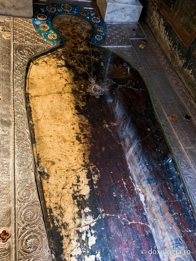În rugăciune, la mormântul Sfintei Nina, luminătoarea Georgiei