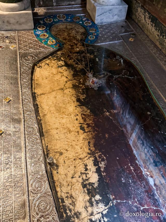 În rugăciune, la mormântul Sfintei Nina, luminătoarea Georgiei