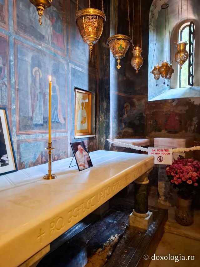 În rugăciune, la mormântul Sfintei Nina, luminătoarea Georgiei