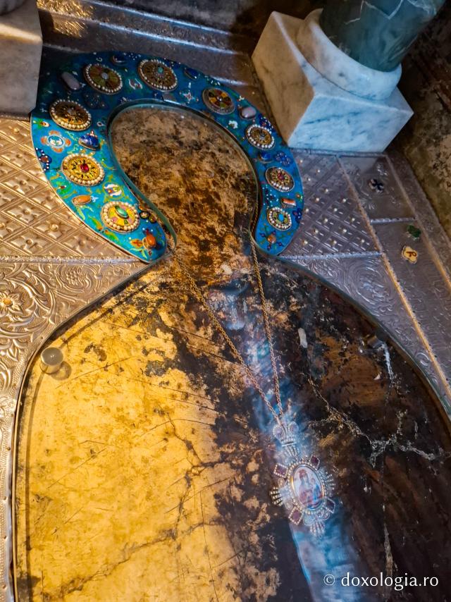 În rugăciune, la mormântul Sfintei Nina, luminătoarea Georgiei
