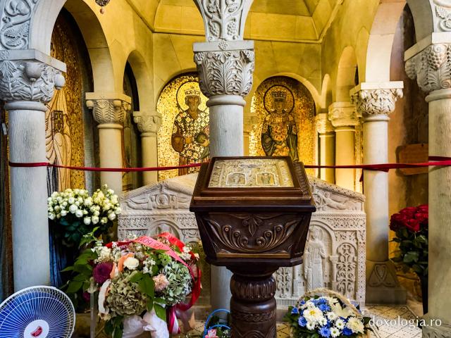 Închinare la mormintele Sfinților Împărați ai Georgiei, Mirian și Nana