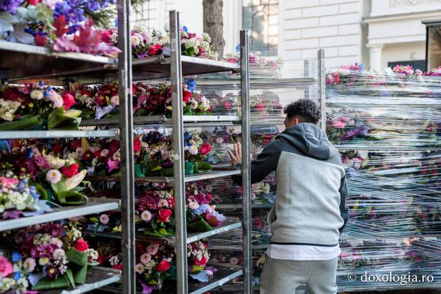 Împodobirea cu flori a baldachinului Sfintei Cuvioasei Parascheva 2026