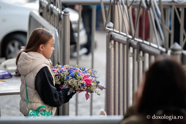 Împodobirea cu flori a baldachinului Sfintei Cuvioasei Parascheva 2026
