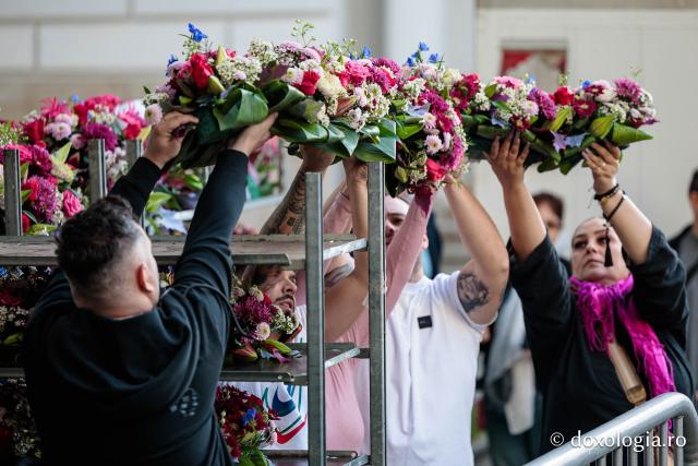 Împodobirea cu flori a baldachinului Sfintei Cuvioasei Parascheva 2026