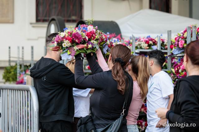 Împodobirea cu flori a baldachinului Sfintei Cuvioasei Parascheva 2026