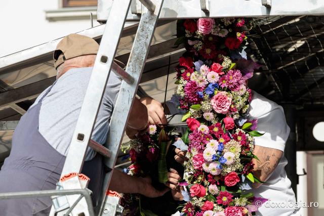 Împodobirea cu flori a baldachinului Sfintei Cuvioasei Parascheva 2026