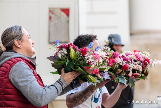 Împodobirea cu flori a baldachinului Sfintei Cuvioasei Parascheva 2026
