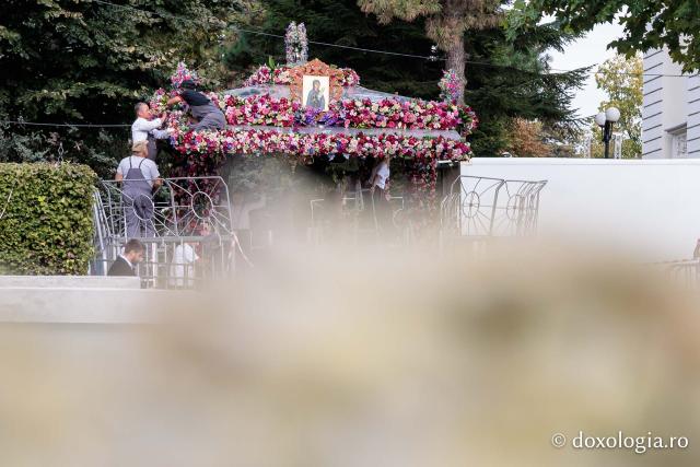 Împodobirea cu flori a baldachinului Sfintei Cuvioasei Parascheva 2026