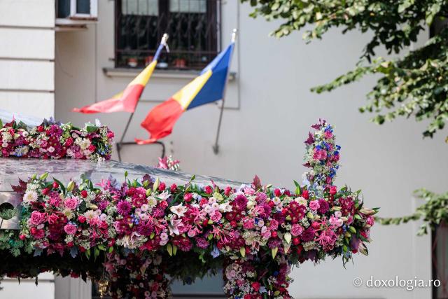 Împodobirea cu flori a baldachinului Sfintei Cuvioasei Parascheva 2026