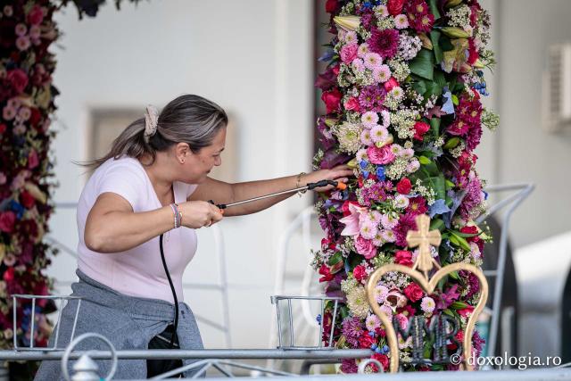 Împodobirea cu flori a baldachinului Sfintei Cuvioasei Parascheva 2026