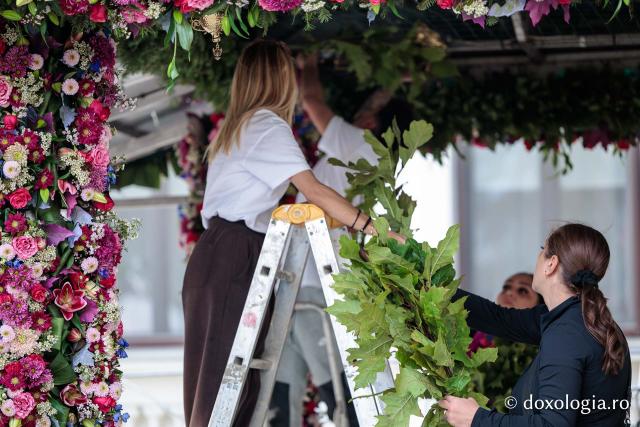 Împodobirea cu flori a baldachinului Sfintei Cuvioasei Parascheva 2026