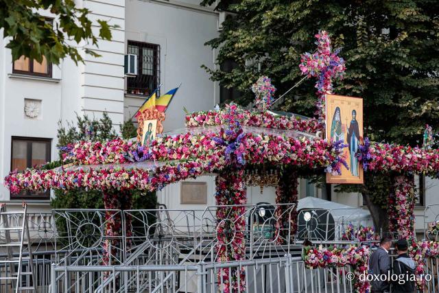 Împodobirea cu flori a baldachinului Sfintei Cuvioasei Parascheva 2026