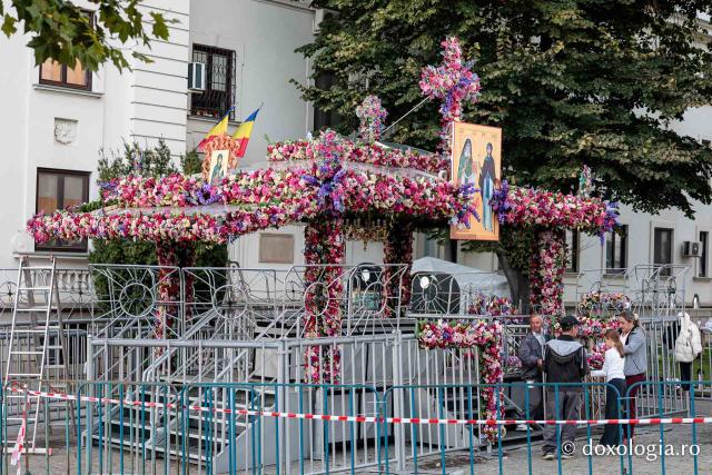 Împodobirea cu flori a baldachinului Sfintei Cuvioasei Parascheva 2026