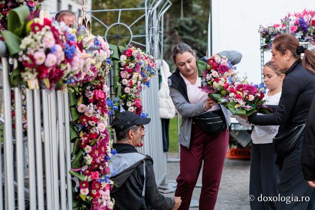 Împodobirea cu flori a baldachinului Sfintei Cuvioasei Parascheva 2026