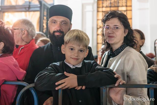 Noapte de Înviere în Iași: Pelerinaj pe Calea Sfinților Parascheva și Paisie de la Sihăstria