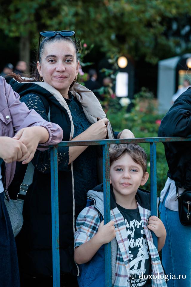 Noapte de Înviere în Iași: Pelerinaj pe Calea Sfinților Parascheva și Paisie de la Sihăstria