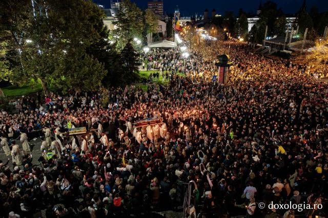 Noapte de Înviere în Iași: Pelerinaj pe Calea Sfinților Parascheva și Paisie de la Sihăstria