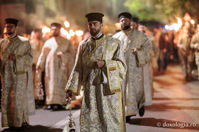 Noapte de Înviere în Iași: Pelerinaj pe Calea Sfinților Parascheva și Paisie de la Sihăstria