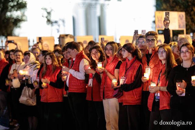 Noapte de Înviere în Iași: Pelerinaj pe Calea Sfinților Parascheva și Paisie de la Sihăstria