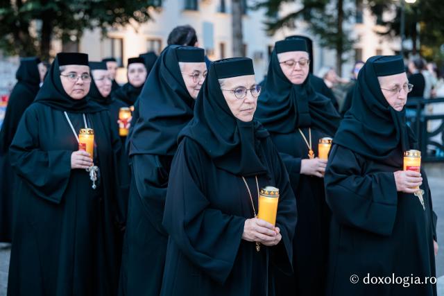 Noapte de Înviere în Iași: Pelerinaj pe Calea Sfinților Parascheva și Paisie de la Sihăstria