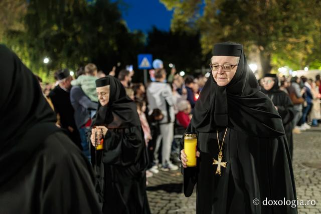 Noapte de Înviere în Iași: Pelerinaj pe Calea Sfinților Parascheva și Paisie de la Sihăstria