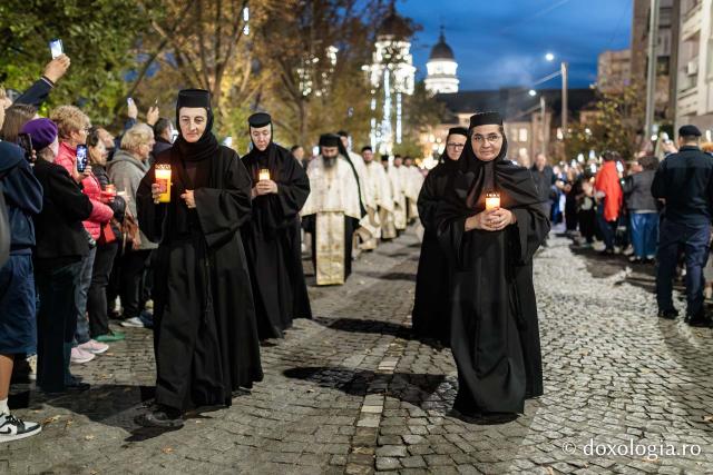 Noapte de Înviere în Iași: Pelerinaj pe Calea Sfinților Parascheva și Paisie de la Sihăstria