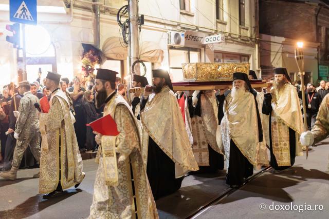 Noapte de Înviere în Iași: Pelerinaj pe Calea Sfinților Parascheva și Paisie de la Sihăstria
