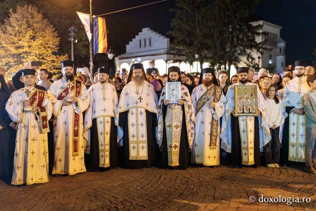 Noapte de Înviere în Iași: Pelerinaj pe Calea Sfinților Parascheva și Paisie de la Sihăstria