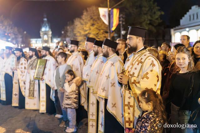 Noapte de Înviere în Iași: Pelerinaj pe Calea Sfinților Parascheva și Paisie de la Sihăstria