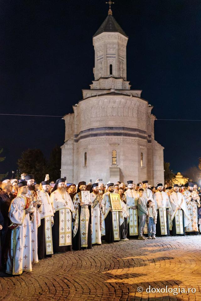 Noapte de Înviere în Iași: Pelerinaj pe Calea Sfinților Parascheva și Paisie de la Sihăstria