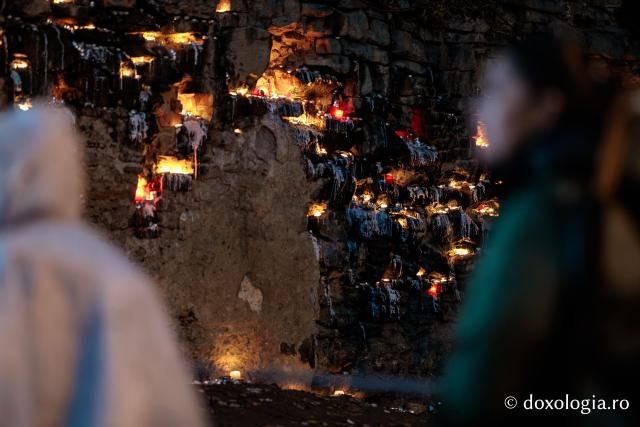 Popas de rugăciune și de lumină în drumul pelerinilor spre Sfânta Parascheva