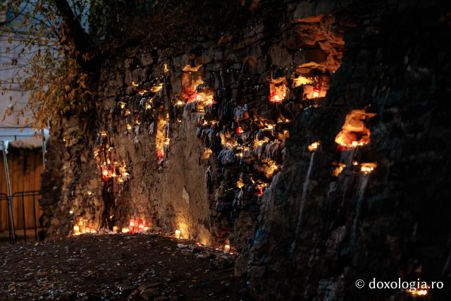 Popas de rugăciune și de lumină în drumul pelerinilor spre Sfânta Parascheva