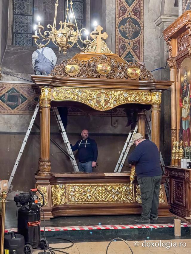 Baldachinul Sfintei Parascheva, reînnoit și reașezat în Catedrala Mitropolitană din Iași