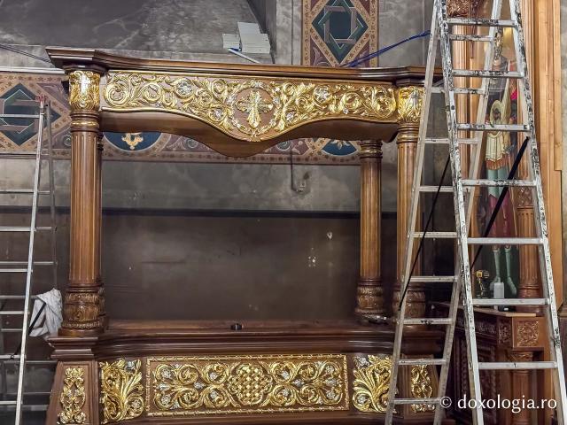 Baldachinul Sfintei Parascheva, reînnoit și reașezat în Catedrala Mitropolitană din Iași