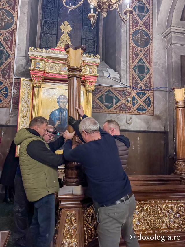 Baldachinul Sfintei Parascheva, reînnoit și reașezat în Catedrala Mitropolitană din Iași