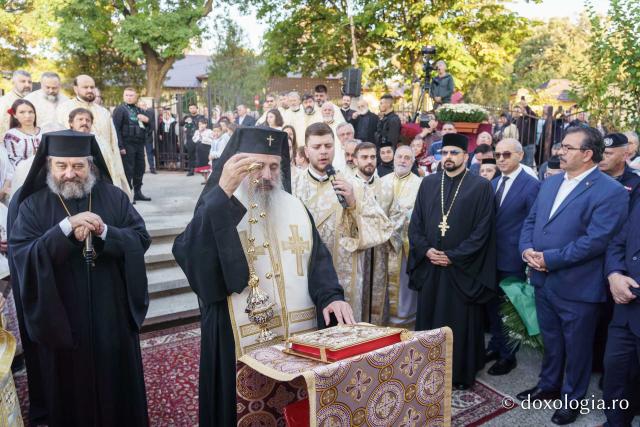 Sfințirea Bisericii „Sfinții Împărați Constantin și Elena” Galata din Iași