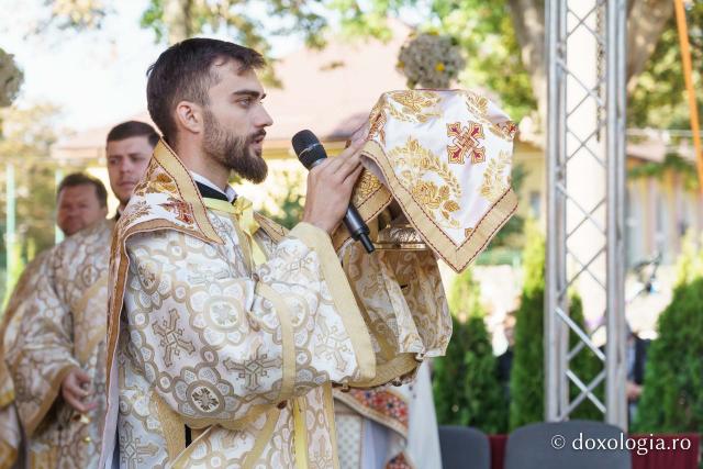 Sfințirea Bisericii „Sfinții Împărați Constantin și Elena” Galata din Iași
