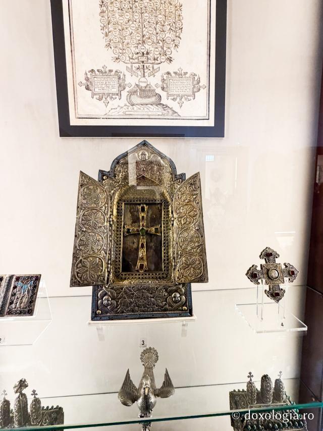Fragment din Arca lui Noe, expus la Muzeul Catedralei Echmiadzin din Armenia