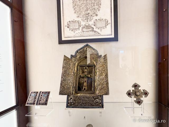 Fragment din Arca lui Noe, expus la Muzeul Catedralei Echmiadzin din Armenia