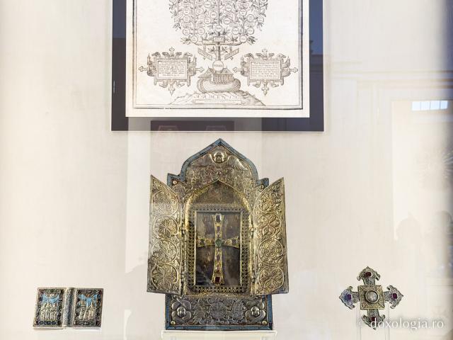 Fragment din Arca lui Noe, expus la Muzeul Catedralei Echmiadzin din Armenia