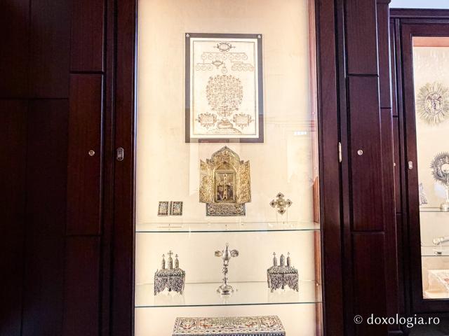 Fragment din Arca lui Noe, expus la Muzeul Catedralei Echmiadzin din Armenia