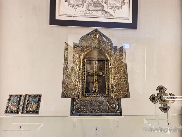 Fragment din Arca lui Noe, expus la Muzeul Catedralei Echmiadzin din Armenia