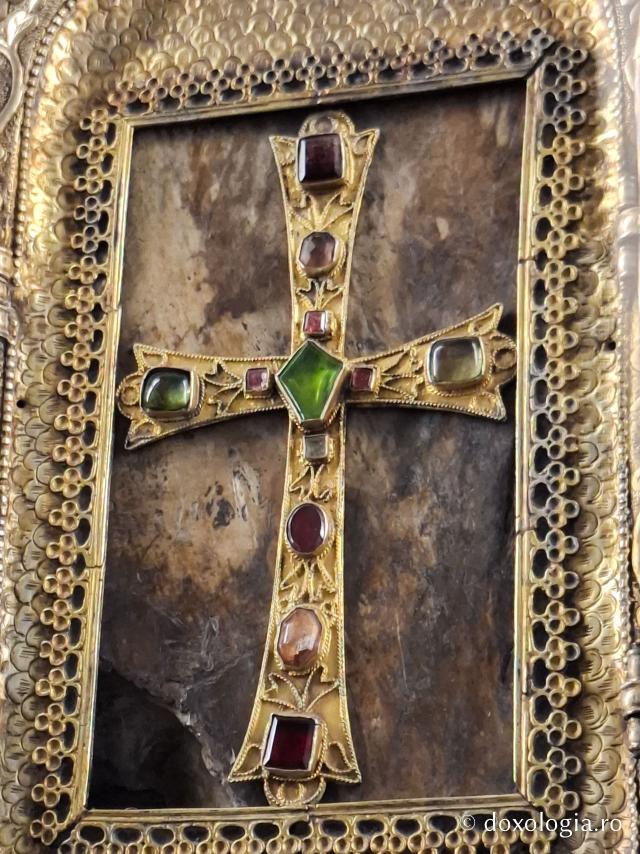 Fragment din Arca lui Noe, expus la Muzeul Catedralei Echmiadzin din Armenia