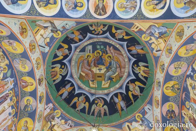 Biserica „Sfinții Împărați Constantin și Elena” – Galata din Iași în așteptarea veșmântului de sfințire