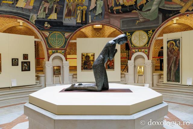 Expoziția „Sacrul la feminin, de la Facerea lumii la «Rugăciunea» lui Brâncuși” la Muzeul Mitropolitan din Iași